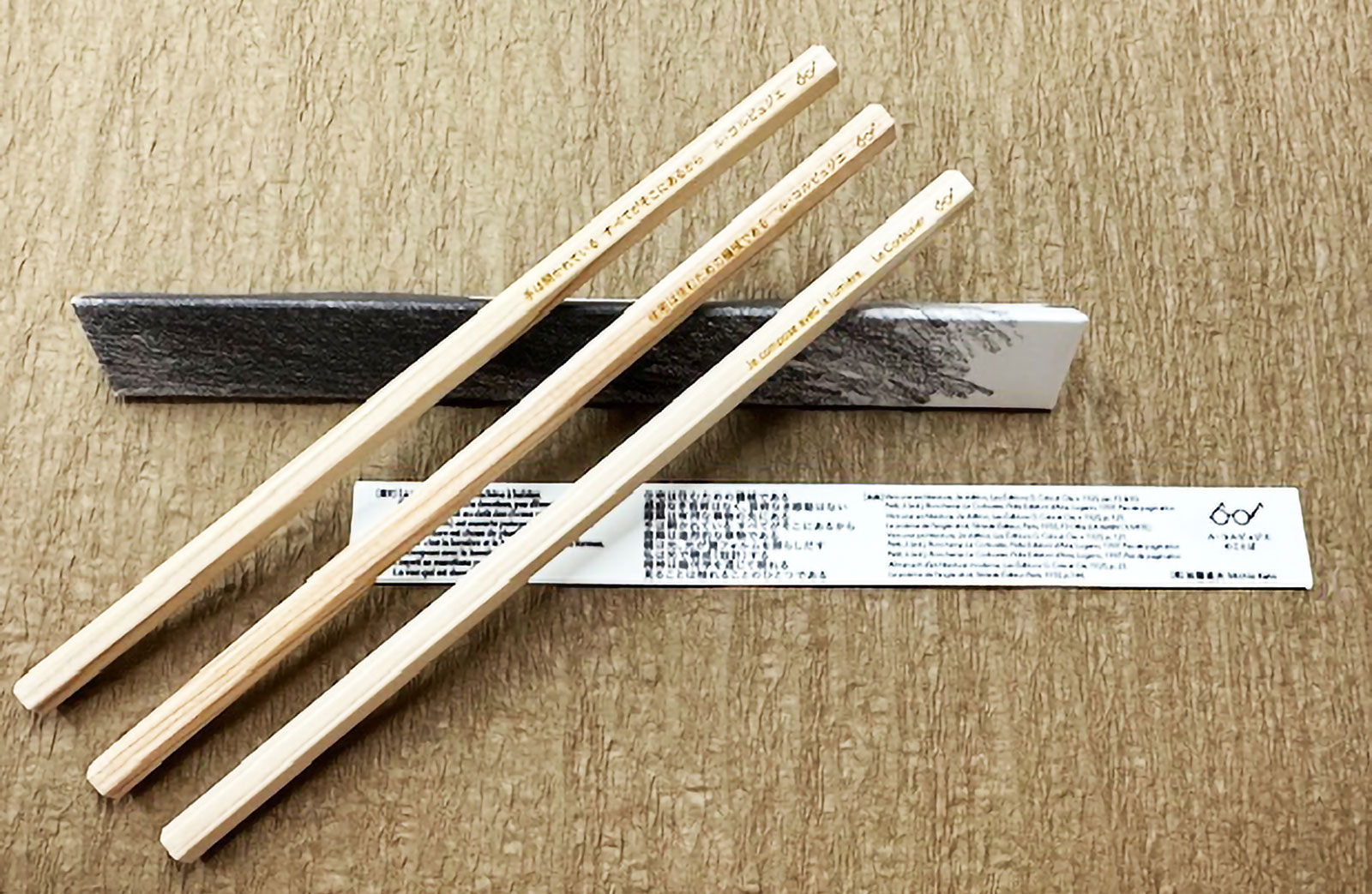国産ヒノキの鉛筆と三角柱の紙製ケース